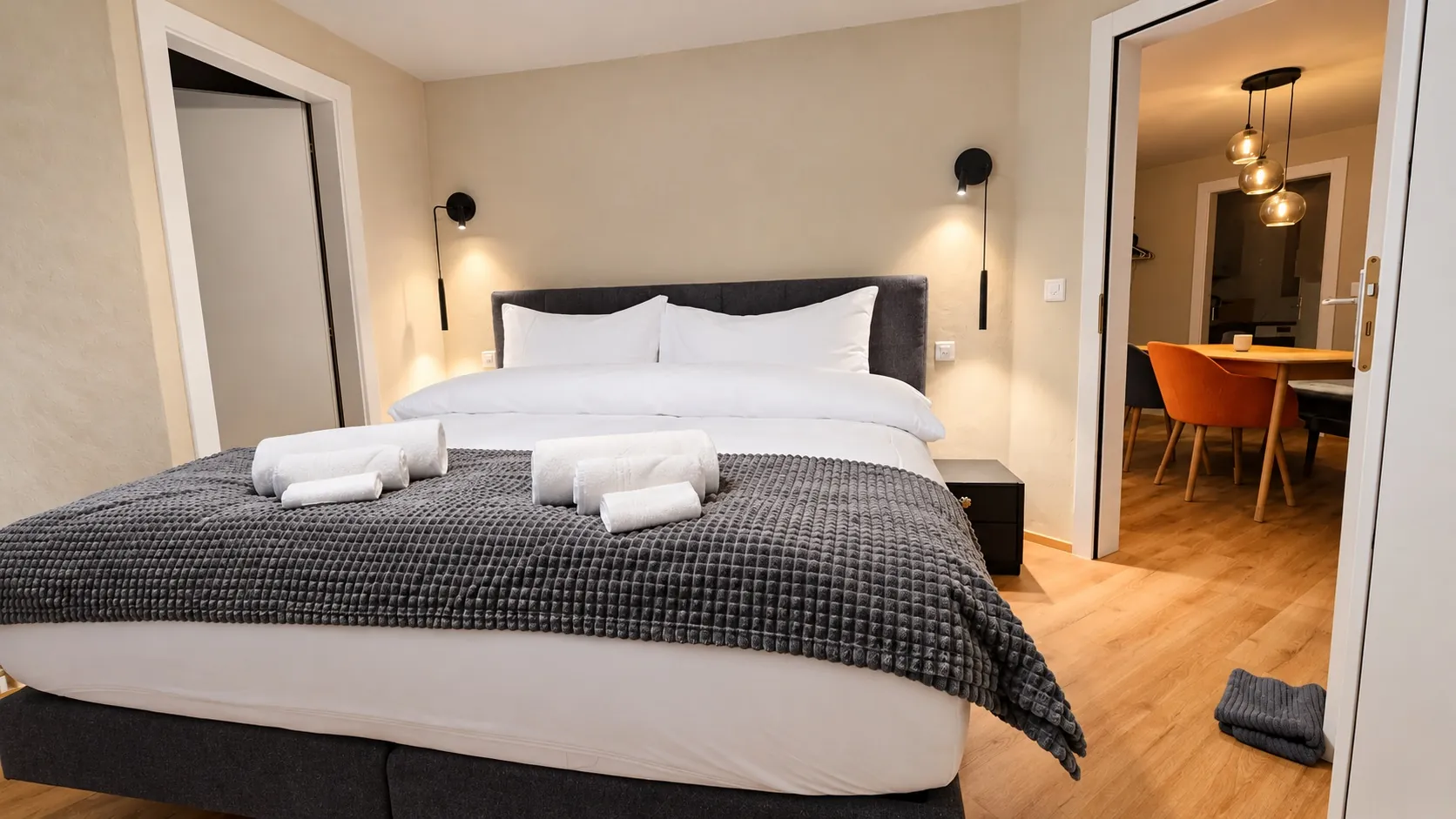 Schlafzimmer mit warmem Licht