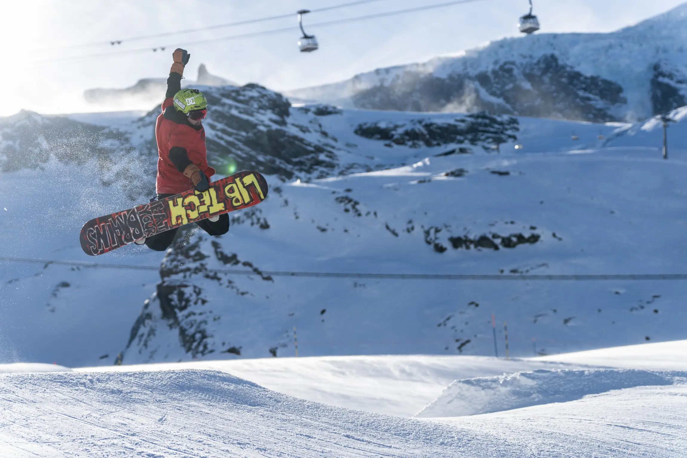 Snowboarder im Sprung im Snowpark