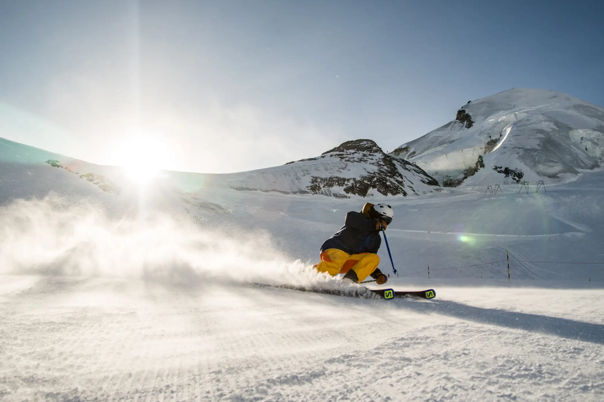 Skifahrer im Gegenlicht