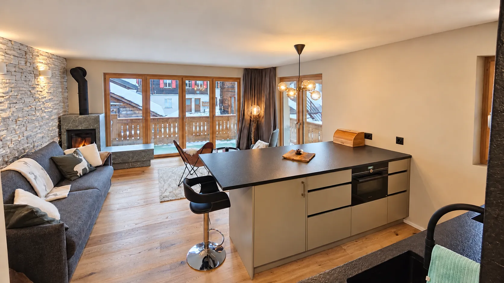 Wohnraum mit Schwedenofen und Steinwand