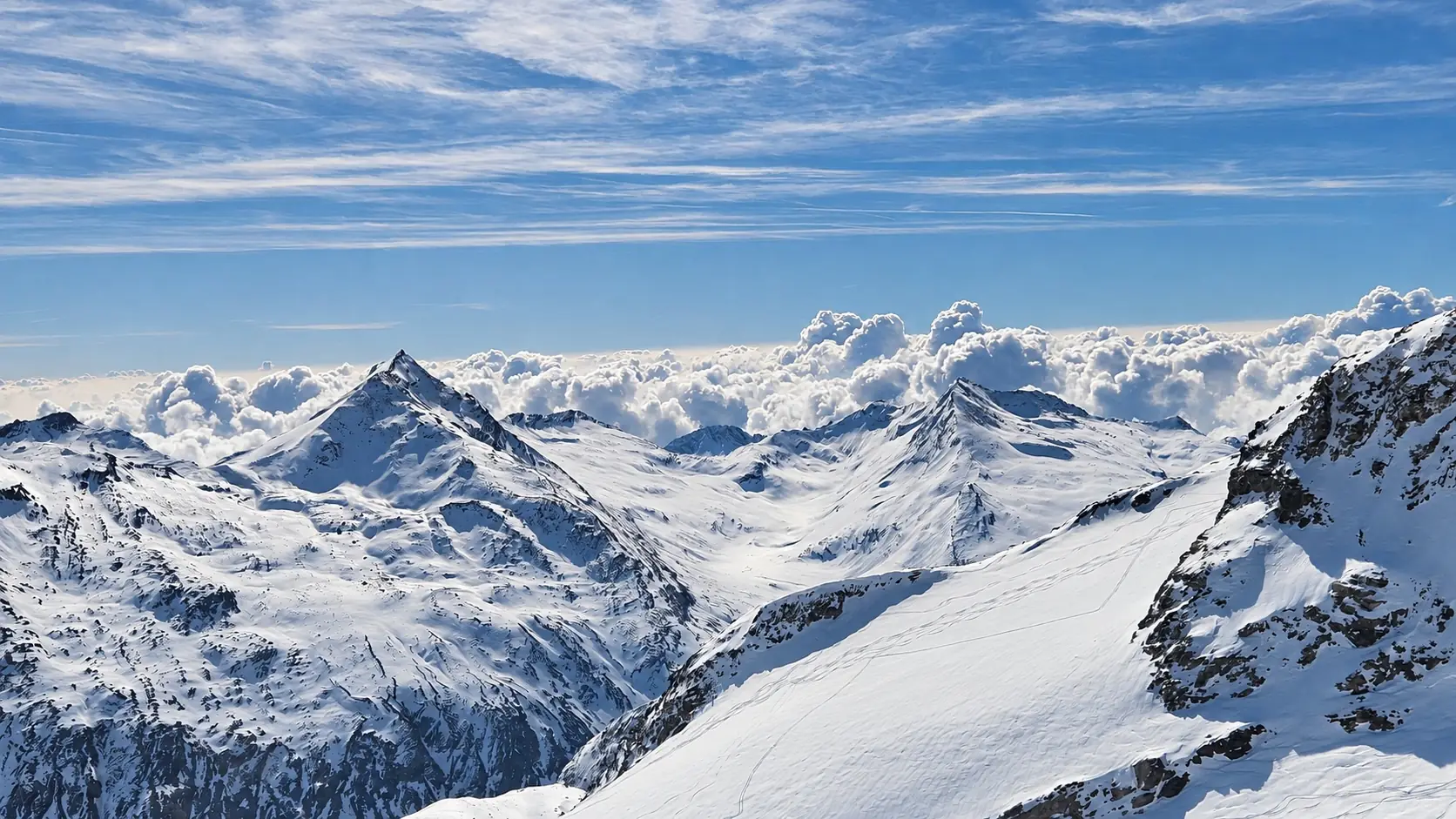 Gipfel über dem Wolkenmeer
